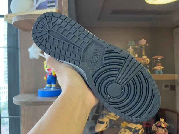 HUF x Nike SB Dunk Low "Frienda and Family" - Image 3