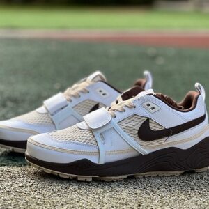 Travis Scott x Nike ZOOM Field JAXX “White/Light Chocolate”